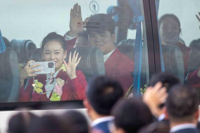 多图｜内地奥运健儿抵港，全红婵站在潘展乐马龙中间