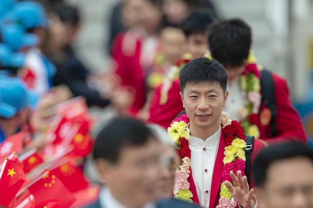 多图｜内地奥运健儿抵港，全红婵站在潘展乐马龙中间