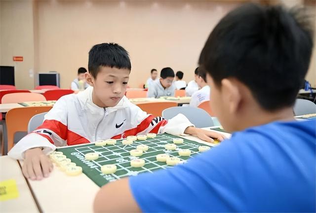 邯山区绿化路小学代表队在邯郸市青少年象棋比赛中大展身手