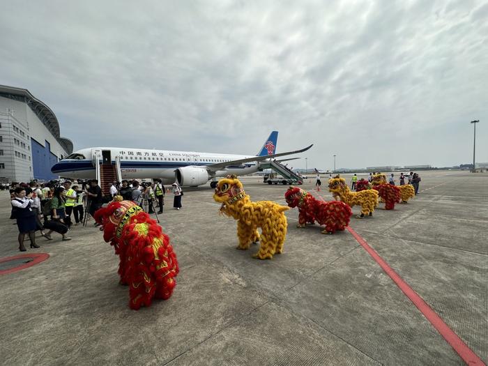 南航首架C919飞机飞抵广州，白云机场以水门礼迎接