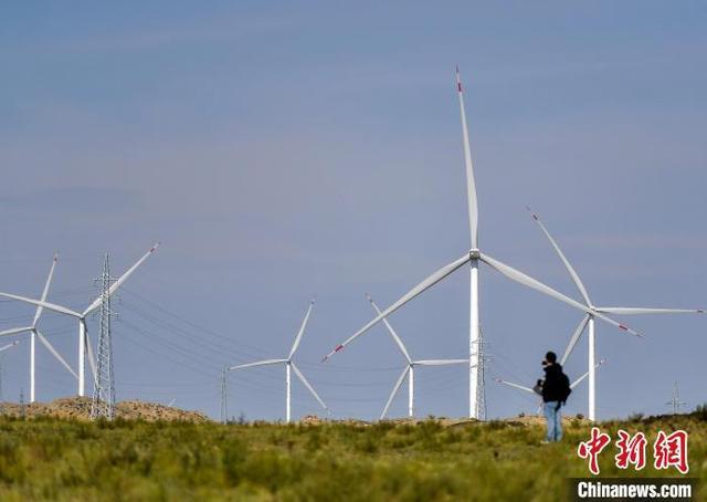 （追风逐日看新疆）新疆阿勒泰地区大力发展清洁能源