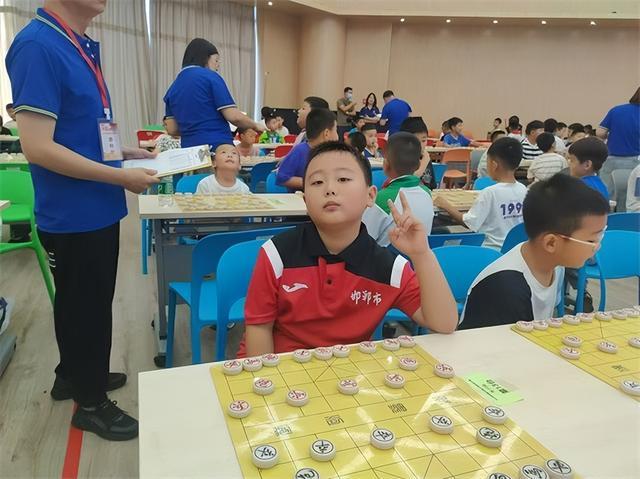 邯山区绿化路小学代表队在邯郸市青少年象棋比赛中大展身手