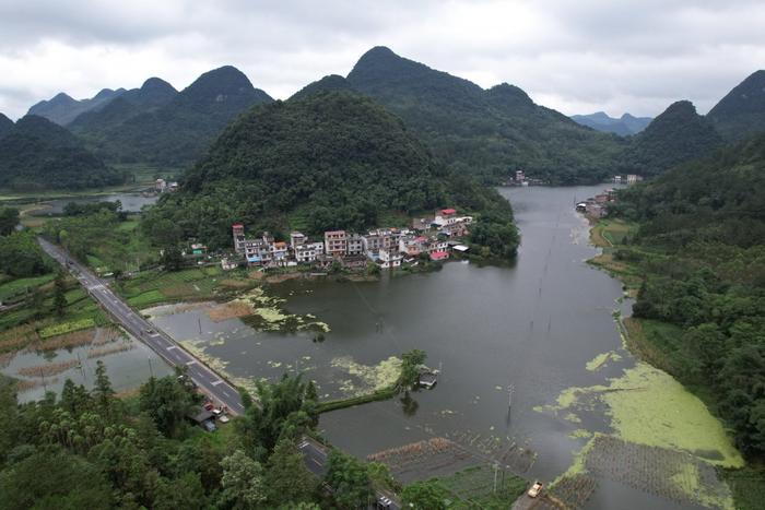 积水难消：广西忻城一村庄因排水堵塞内涝，当地计划挖隧洞排水