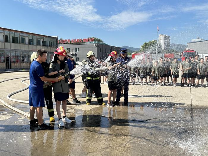 开学在即，北京多区消防走进校园举办科普活动