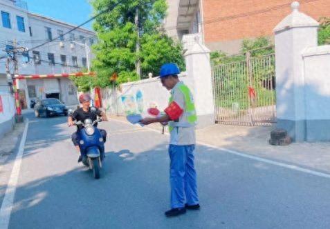 江西南昌县：交通安全员护航乡村道路大安全