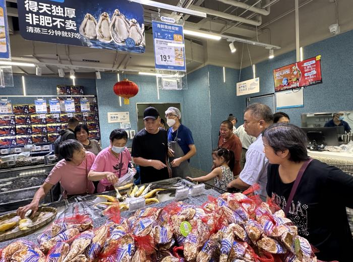 济南这里新添一家大型超市！记者探店：大闸蟹试吃、三文鱼尝鲜、大额券包......这些羊毛可以“薅”