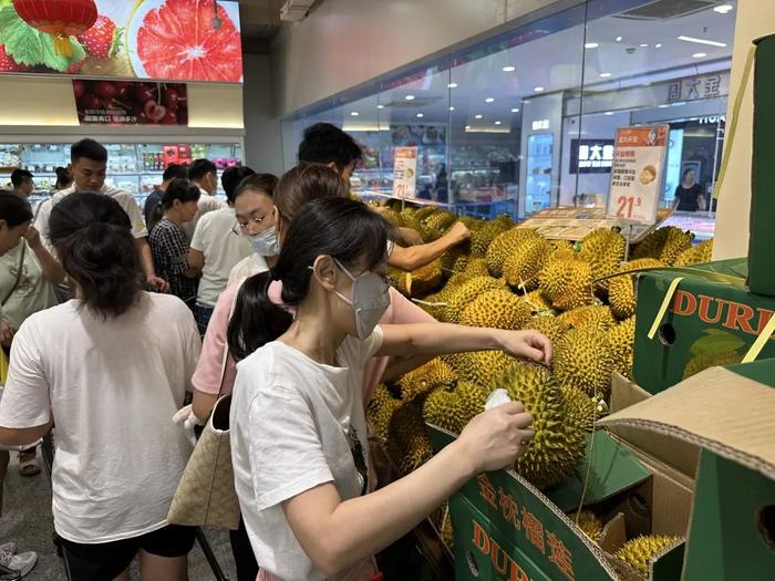 济南这里新添一家大型超市！记者探店：大闸蟹试吃、三文鱼尝鲜、大额券包......这些羊毛可以“薅”