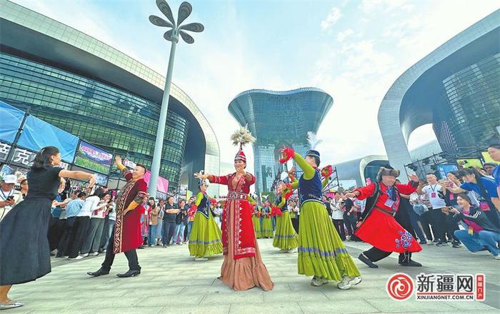 石榴花开筑同心 大地欢歌耀中华——首届中国新疆民间艺术季掠影