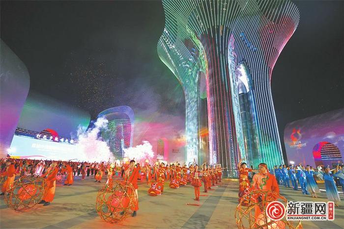 石榴花开筑同心 大地欢歌耀中华——首届中国新疆民间艺术季掠影