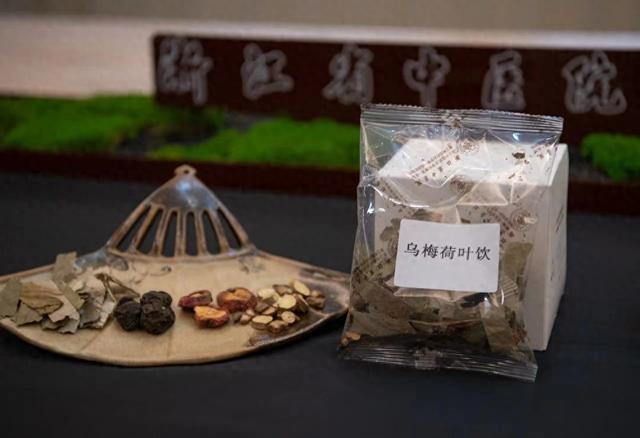 乌梅汤代茶饮爆火考验产能、物流，这家中医院“摇人”接流量