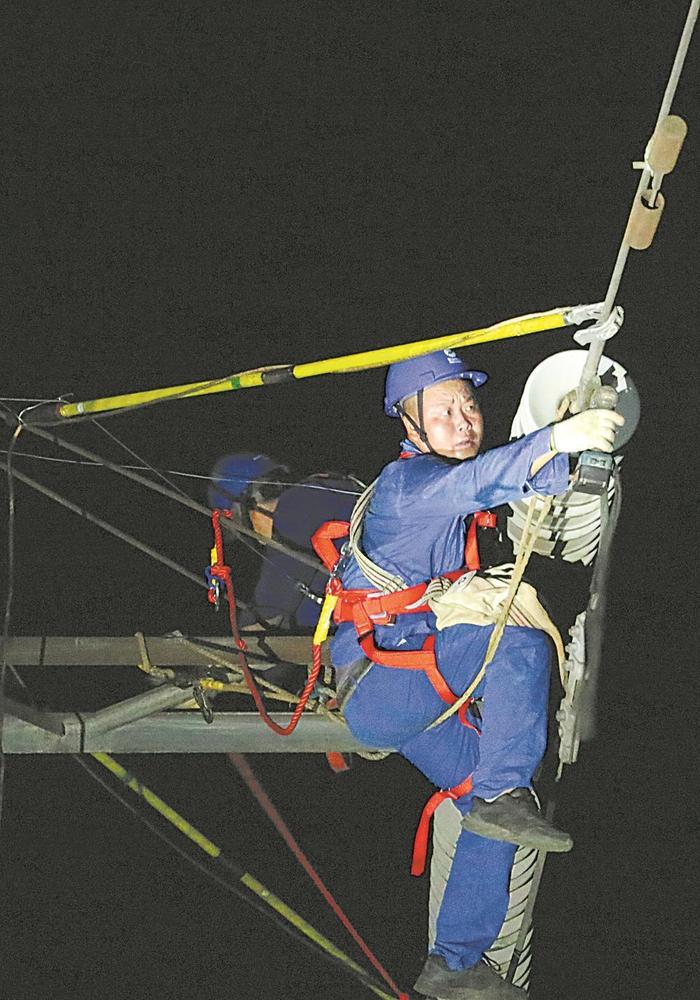 “电力医生”奋战保供一线 护航市民清凉度夏