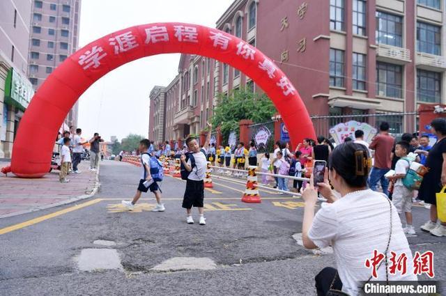 河北石家庄：小学生开启校园新生活