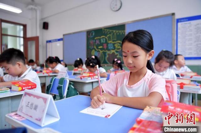 河北石家庄：小学生开启校园新生活