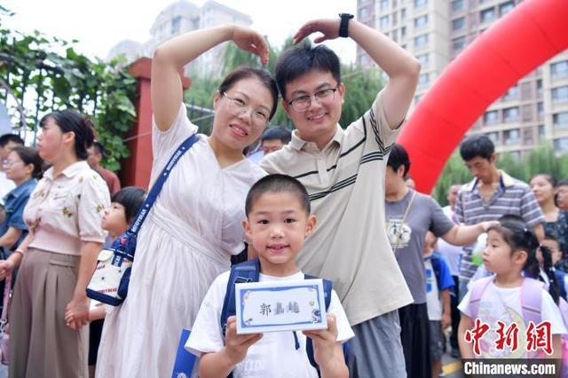 河北石家庄：小学生开启校园新生活