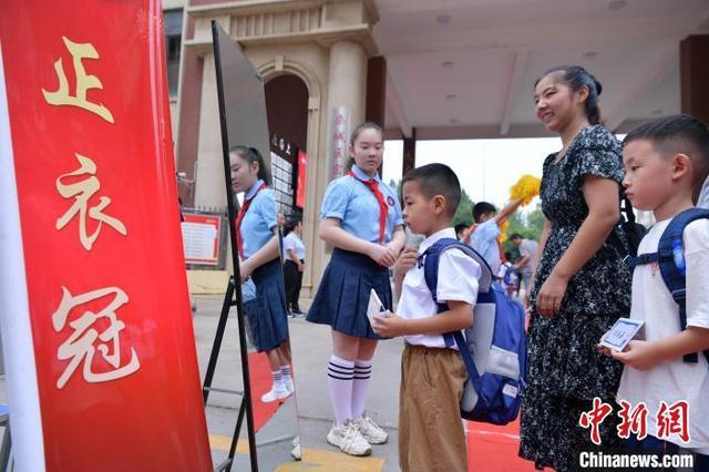 河北石家庄：小学生开启校园新生活