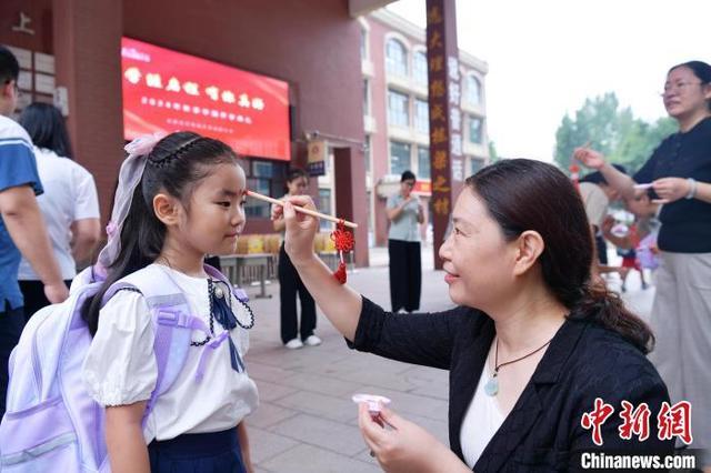 河北石家庄：小学生开启校园新生活