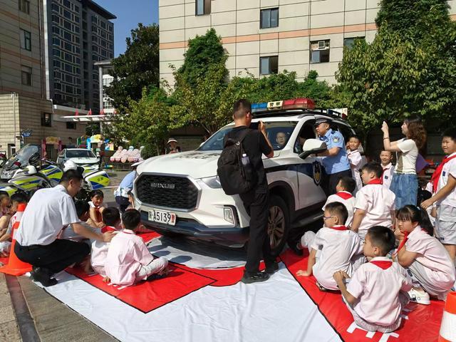 讲安全论事故 看盲区亲体验 | 西安雁塔交警为翠小学子讲好交通安全开学第一课