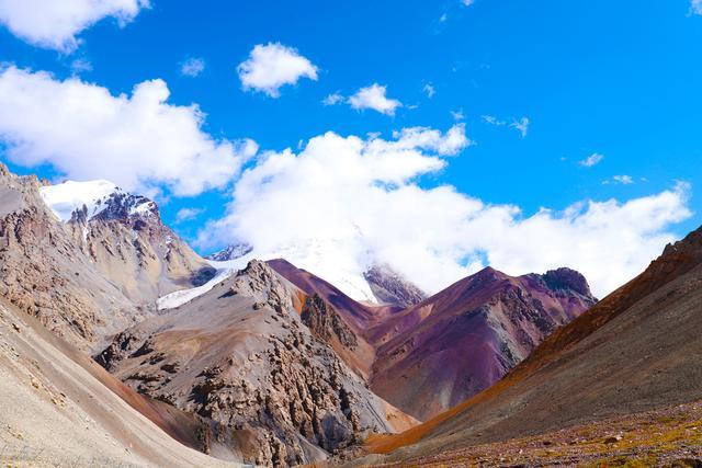 新疆阿克苏：天山山脉重峦叠嶂