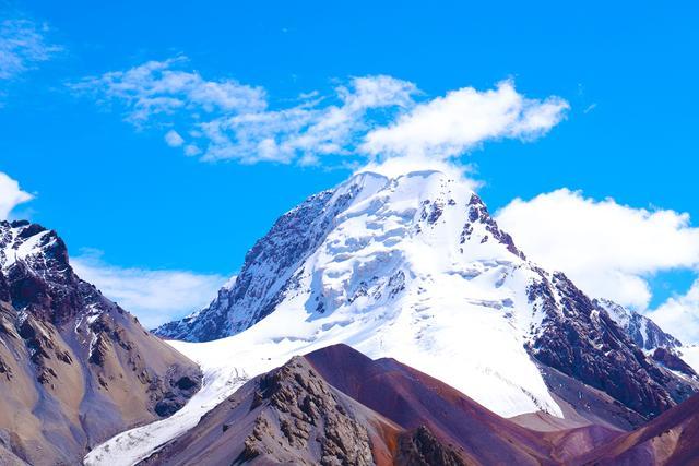 新疆阿克苏：天山山脉重峦叠嶂