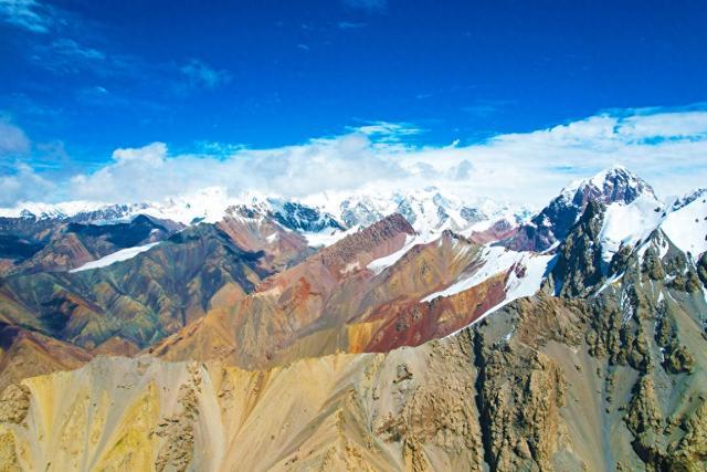 新疆阿克苏：天山山脉重峦叠嶂