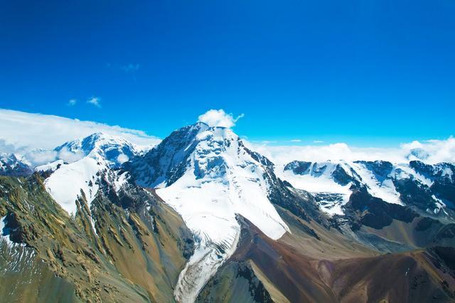 新疆阿克苏：天山山脉重峦叠嶂