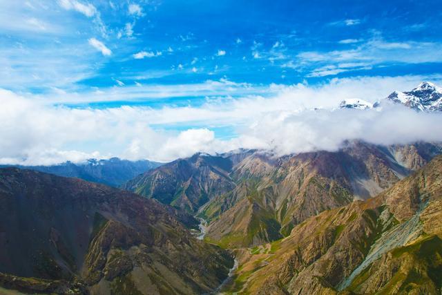 新疆阿克苏：天山山脉重峦叠嶂