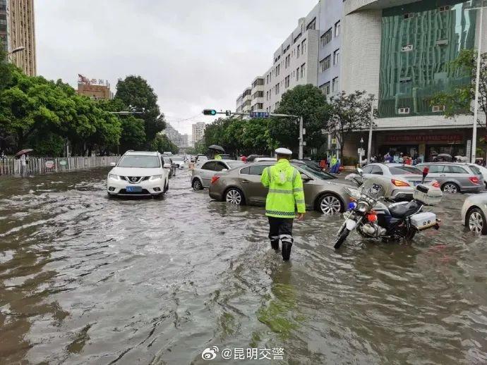 积水约20厘米！昆明多个路段拥堵！今早，周一＋大雨＋开学buff叠满...