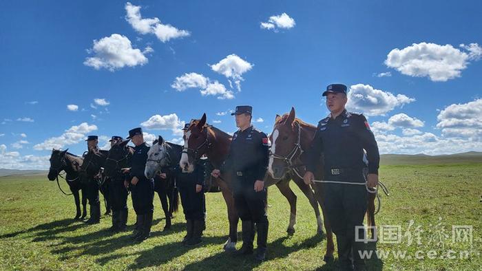 【边疆党旗红】边境线上的“马背警队”：“00后”女警骑马仗剑走天涯