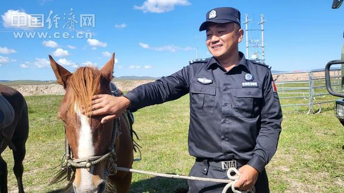 【边疆党旗红】边境线上的“马背警队”：“00后”女警骑马仗剑走天涯