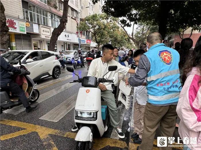 积水约20厘米！昆明多个路段拥堵！今早，周一＋大雨＋开学buff叠满...