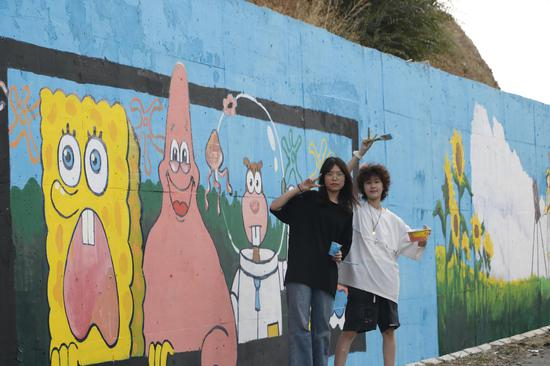 吉木萨尔县新地乡:多彩墙绘 绘出乡村振兴“别样浪漫”