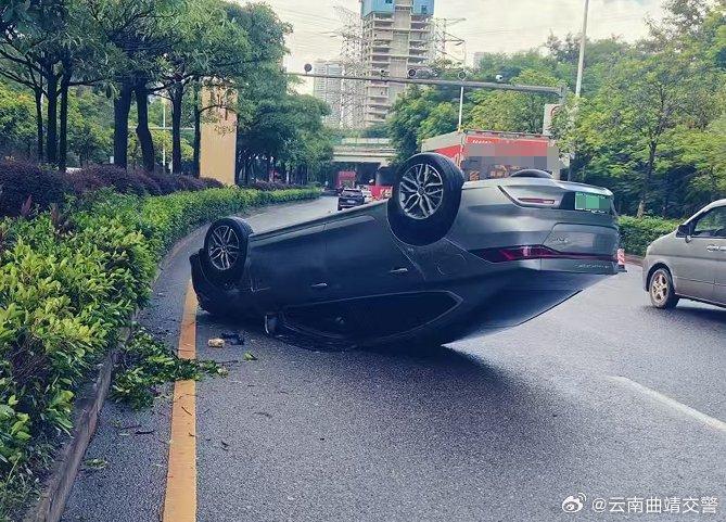 惊险翻车！司机一个动作保住了他的命！