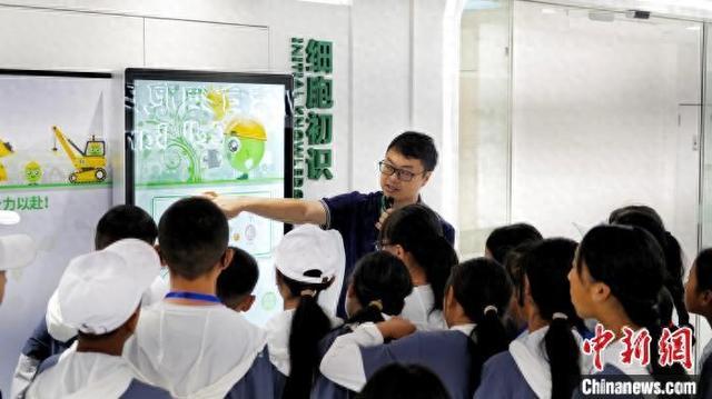 青海学生走进深圳综合细胞库 感受生命的起源与力量