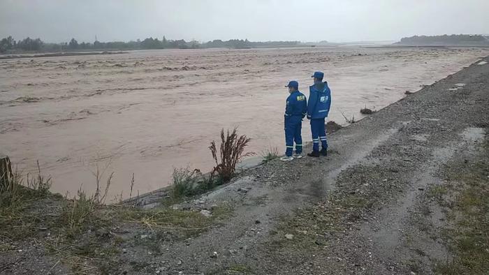 青海多地出现雨情汛情，海西州香日德镇附近一国道被淹