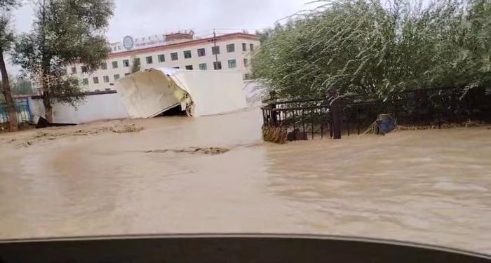 青海多地出现雨情汛情，海西州香日德镇附近一国道被淹