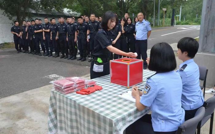 警犬技术专业学生抽签选警犬！这个专业平时都学啥？