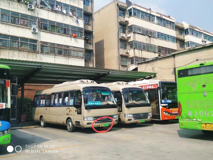 东平县交通事故背后：人行道与马路有严格界限，涉事车辆或非常规校车