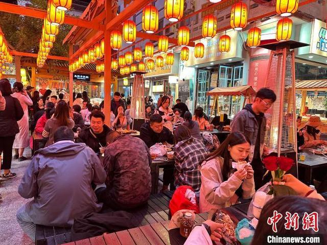 甘肃敦煌：热度不减 高人气夜市持续点亮“夜经济”