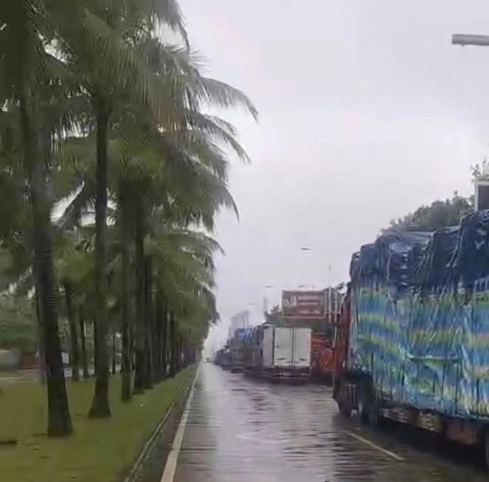 台风“摩羯”来袭：雷电交加的前夜，滞留的跨海货车