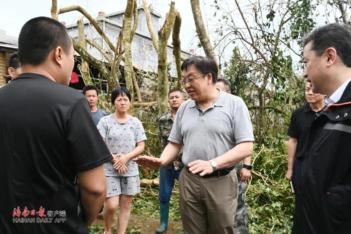 冯飞在文昌、海口看望慰问受灾群众并指导台风“摩羯”灾后恢复工作