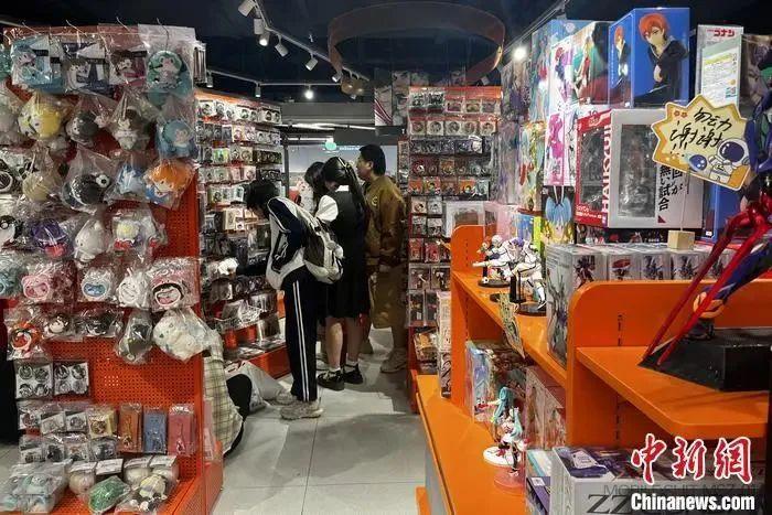 年轻人在逛谷子店。中新网 左宇坤 摄
