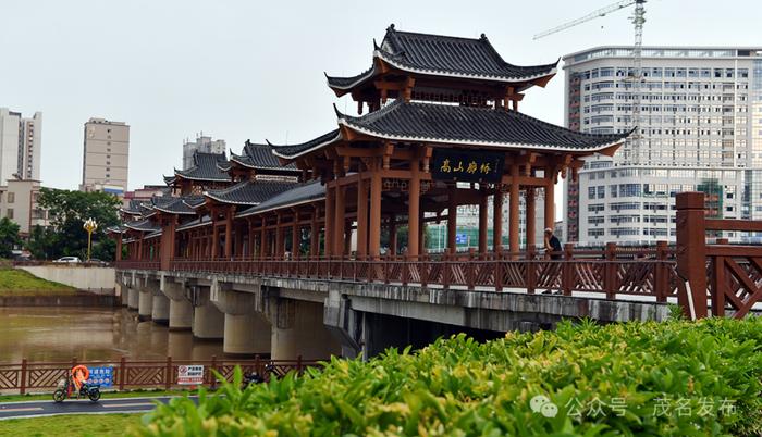 “你站在「桥上」看风景，而我在看你🧡”