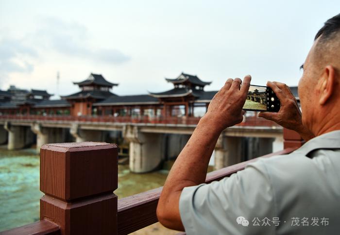 “你站在「桥上」看风景，而我在看你🧡”