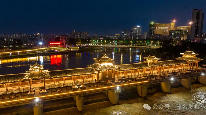 “你站在「桥上」看风景，而我在看你🧡”