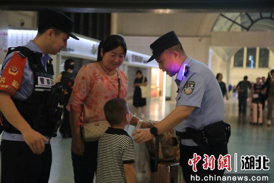 武汉铁警守护旅客平安出行