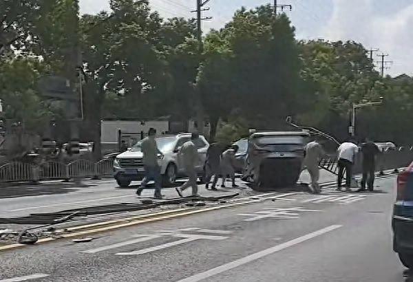 事发上海街头！两车碰擦，试乘试驾车四轮朝天，一人送医