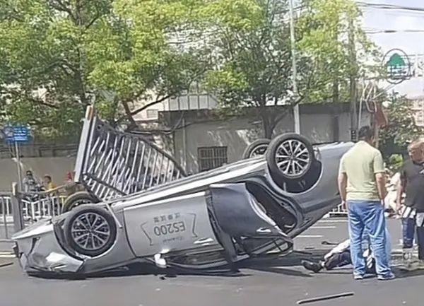 事发上海街头！两车碰擦，试乘试驾车四轮朝天，一人送医