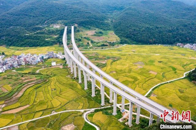 贵州秋日田野景如画