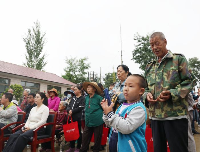 延庆前黑龙庙村葡萄批量成熟，办村晚庆丰收迎国庆