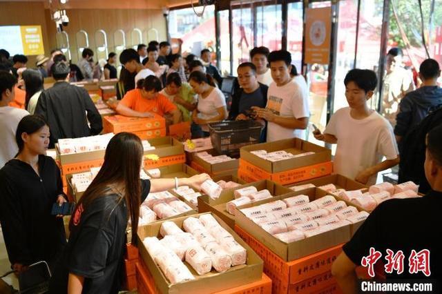 中秋临近 河北石家庄“月饼村”生产销售忙